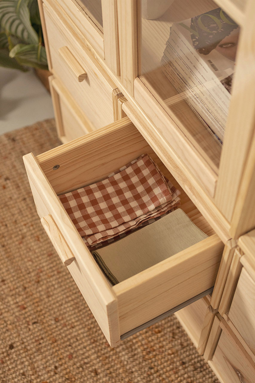 Imagen de ambiente 2 para:Vitrina alta de madera natural